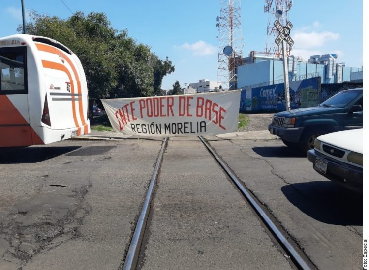 Rail blockades expand, hurt Mexico's Pacific port